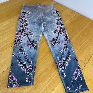 Evolution & Creation Grey Cherry Blossom Leggings Small High Waisted Crop Capri